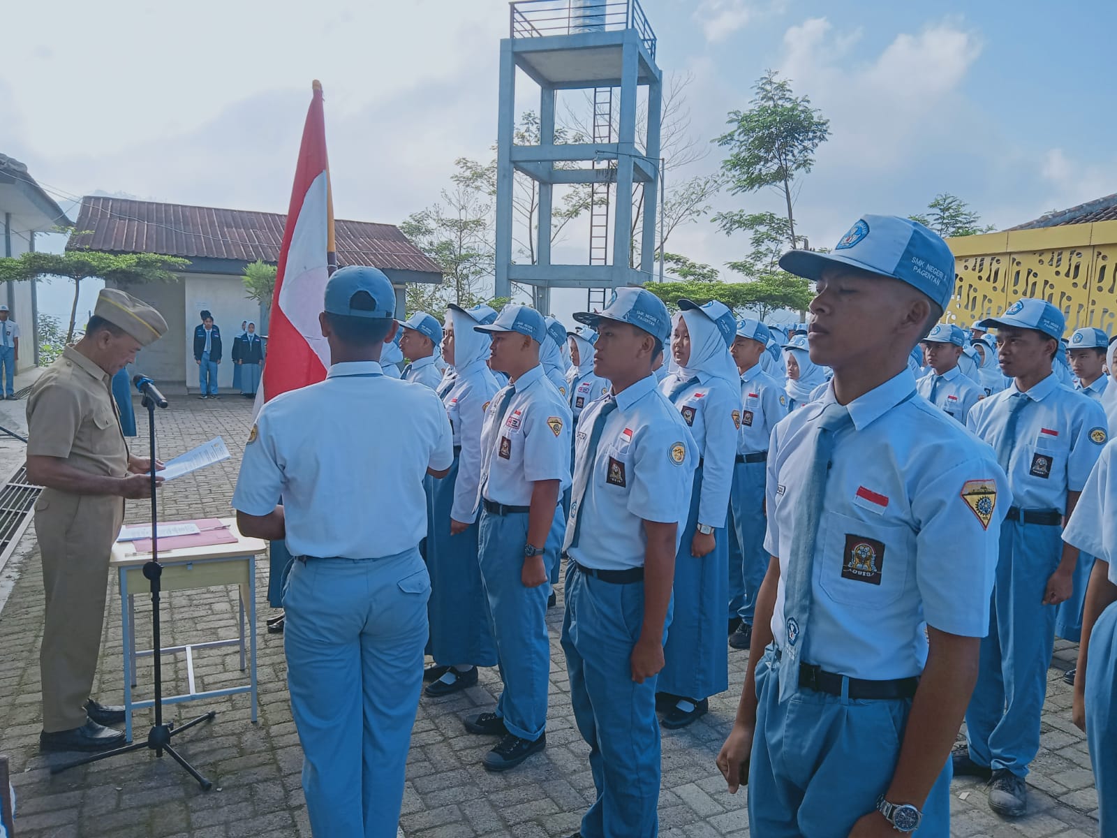 Serah terima jabatan pengurus OSIS SMK Negeri 1 Pagentan masa bhakti 2025/2026